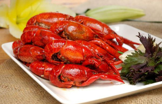 小龙虾肉粘壳就是没煮熟吗 小龙虾肉粘壳怎么回事