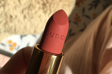 Gucci新色金管208口红试色，难怪是一直网红蜜桃色呢