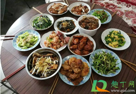 吃年夜饭怎么发朋友圈逼格高2021-晒年夜饭适合发的朋友圈搞笑文案大全