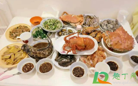 吃年夜饭怎么发朋友圈逼格高2021-晒年夜饭适合发的朋友圈搞笑文案大全