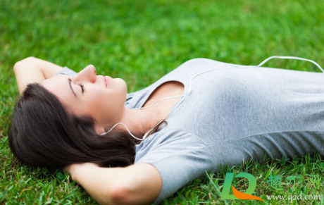 抖音枕头下的童话书私自收藏的幸福哪首歌里的-枕头下的童话书私自收藏的幸福歌词分享