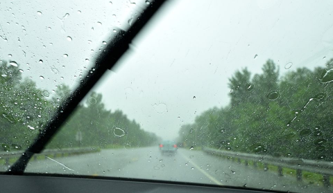 下雨天怎么发朋友圈表示一下心情2022最新-下雨天搞笑文案大全