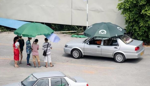 驾校教练抱了一下意味着什么-驾校教练不正经抱你了怎么办