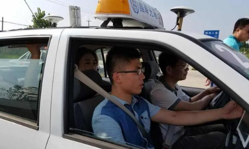 驾校教练抱了一下意味着什么-驾校教练不正经抱你了怎么办