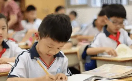 小学生喜欢一个人正常吗-小学生知道什么是喜欢吗