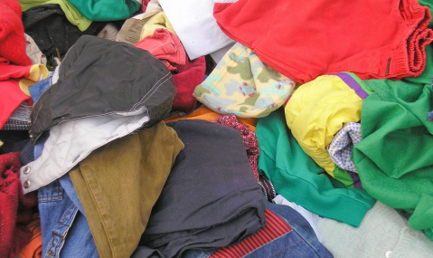 朋友的旧衣服送给我穿要不要-旧衣服送人有什么说法说法