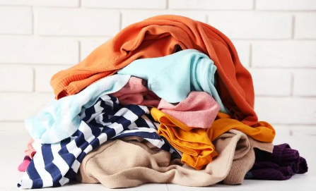 朋友的旧衣服送给我穿要不要-旧衣服送人有什么说法说法