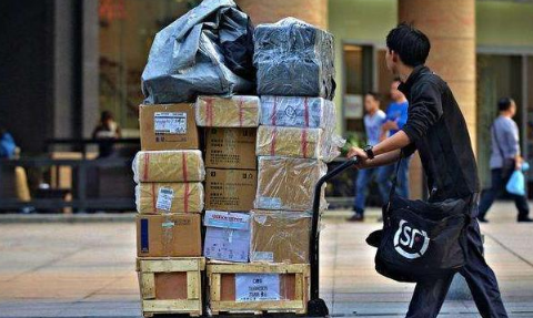 上门取件收费会高一些吗-上门取件和自己去寄件收费一样吗