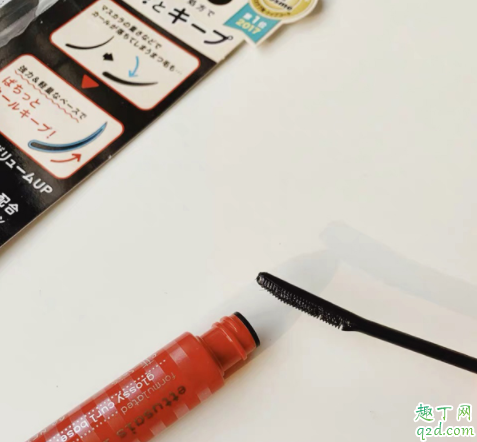 艾杜纱睫毛打底里面有碎黑色的睫毛 艾杜纱睫毛打底涂了变白色怎么回事