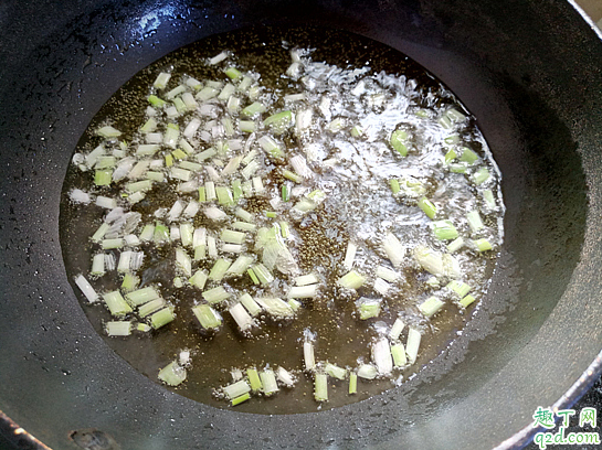 炸葱油的原料要不要晾干再炸 炸葱油的葱姜蒜等洗了要不要把水晾干